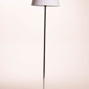 Alquiler de lampara de piso con caperuza blanca