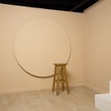 Fondo minimalista geométrico círculo beige y taburete de madera para fotografía de retrato.