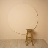 Fondo minimalista geométrico círculo beige y taburete de madera para fotografía de retrato.