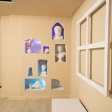 Detalle de decoración estilo griego con bustos clásicos y luz led en estudio de grabación.